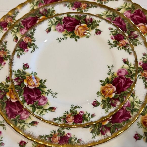 Royal Albert 1962 Country Roses 5 Piece Set Bone China Dinnerware Set - Picture 4 of 7